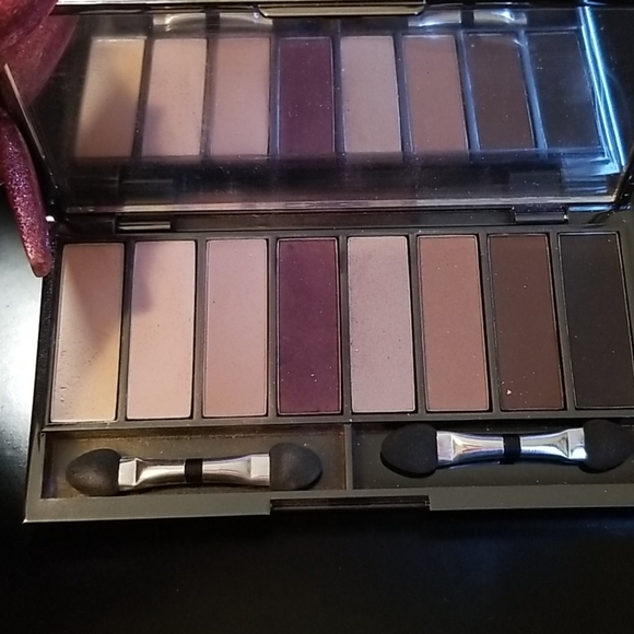 Eyeshadow palette by QUO - Picture 1 of 2